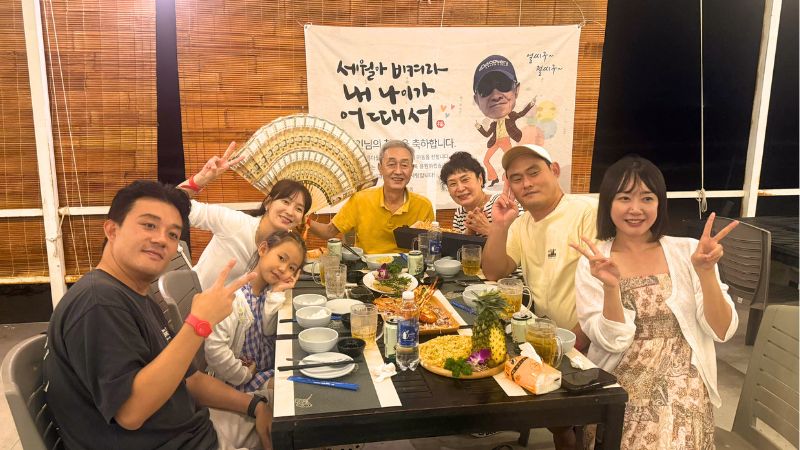 Du khách nước ngoài thích thú khi đến nhà hàng Rạng Đông