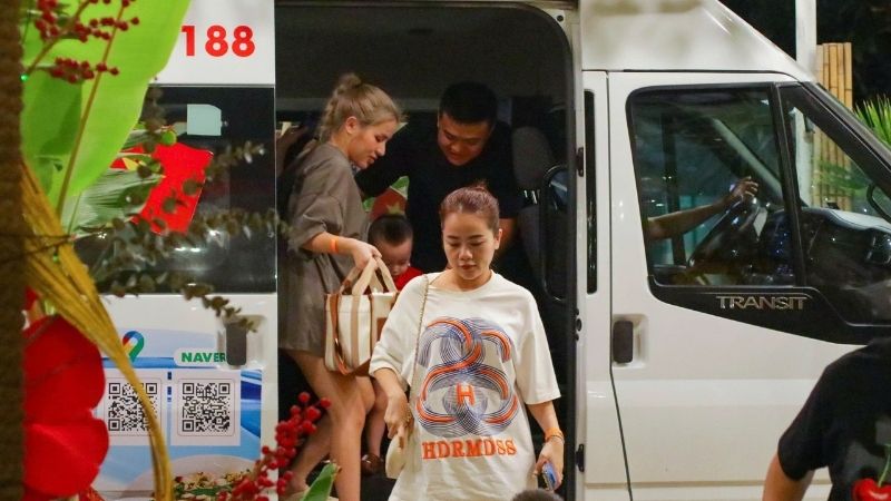 Nhà hàng Rạng Đông – Eo Gió Bãi Dài Cam Ranh cung cấp dịch vụ xe đưa đón miễn phí, giúp du khách thuận tiện di chuyển và tận hưởng hải sản tươi ngon bên bờ biển. 