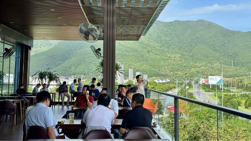 Nhà hàng Vịnh Xanh Cam Ranh mang đến không gian sang trọng, view rooftop nhìn biển tuyệt đẹp cùng hải sản tươi ngon, là điểm đến lý tưởng cho du khách. 