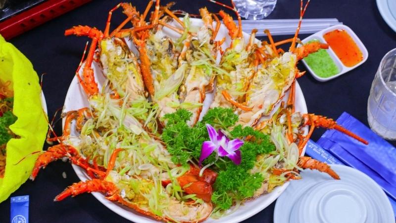 Thưởng thức tôm hùm tươi rói tại nhà hàng Bến Thuyền Cam Ranh, nơi nổi tiếng với hải sản chất lượng cao và phong cách chế biến đa dạng. 